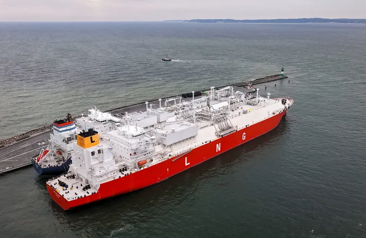 Der LNG-Tanker „Hellas Athina“ entlädt die LNG-Lieferung für BASF am Energie-Terminal „Deutsche Ostsee“. Bild: Deutsche ReGas/Oliver Lang